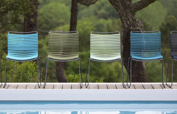 Chaises au bord d'une piscine.jpg